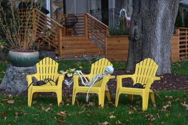 TORONTO, CANADA 29 EKİM 2025: Cadılar Bayramı süsleri tatil öncesi bir eve asıldı..