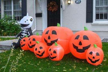 TORONTO, CANADA 29 EKİM 2025: Cadılar Bayramı süsleri tatil öncesi bir eve asıldı..