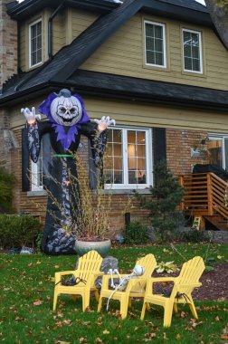 TORONTO, CANADA 29 EKİM 2025: Cadılar Bayramı süsleri tatil öncesi bir eve asıldı..