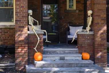 TORONTO, CANADA 29 EKİM 2025: Cadılar Bayramı süsleri tatil öncesi bir eve asıldı..