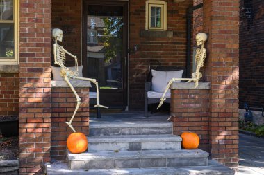 TORONTO, CANADA 29 EKİM 2025: Cadılar Bayramı süsleri tatil öncesi bir eve asıldı..
