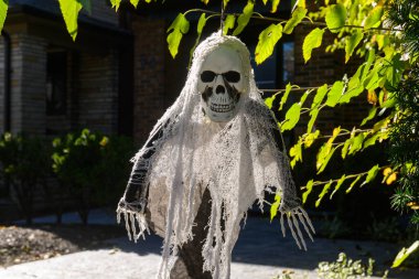 TORONTO, CANADA 29 EKİM 2025: Cadılar Bayramı süsleri tatil öncesi bir eve asıldı..