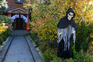 TORONTO, CANADA 29 EKİM 2025: Cadılar Bayramı süsleri tatil öncesi bir eve asıldı..