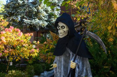 TORONTO, CANADA 29 EKİM 2025: Cadılar Bayramı süsleri tatil öncesi bir eve asıldı..