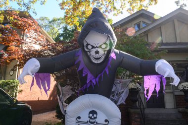 TORONTO, CANADA 29 EKİM 2025: Cadılar Bayramı süsleri tatil öncesi bir eve asıldı..