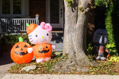 TORONTO, CANADA 29 EKİM 2025: Cadılar Bayramı süsleri tatil öncesi bir eve asıldı..