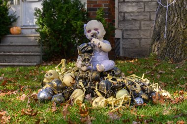 TORONTO, CANADA 29 EKİM 2025: Cadılar Bayramı süsleri tatil öncesi bir eve asıldı..