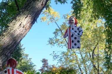 TORONTO, CANADA 29 EKİM 2025: Cadılar Bayramı süsleri tatil öncesi bir eve asıldı..