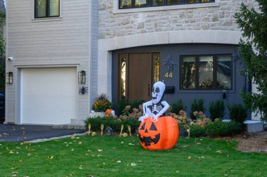 TORONTO, CANADA 29 EKİM 2025: Cadılar Bayramı süsleri tatil öncesi bir eve asıldı..
