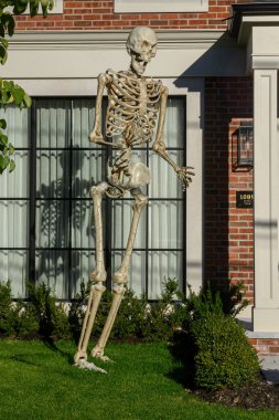 TORONTO, CANADA 29 EKİM 2025: Cadılar Bayramı süsleri tatil öncesi bir eve asıldı..