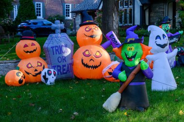 TORONTO, CANADA 29 EKİM 2025: Cadılar Bayramı süsleri tatil öncesi bir eve asıldı..
