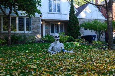 TORONTO, CANADA 29 EKİM 2025: Cadılar Bayramı süsleri tatil öncesi bir eve asıldı..