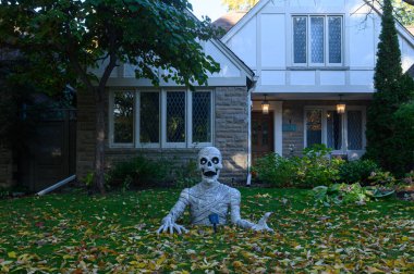 TORONTO, CANADA 29 EKİM 2025: Cadılar Bayramı süsleri tatil öncesi bir eve asıldı..