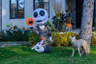 TORONTO, CANADA 29 EKİM 2025: Cadılar Bayramı süsleri tatil öncesi bir eve asıldı..