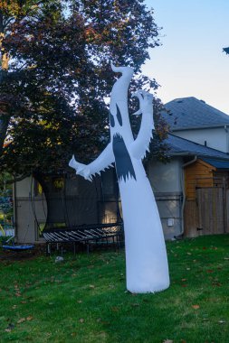 TORONTO, CANADA 29 EKİM 2025: Cadılar Bayramı süsleri tatil öncesi bir eve asıldı..