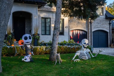 TORONTO, CANADA 29 EKİM 2025: Cadılar Bayramı süsleri tatil öncesi bir eve asıldı..