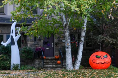 TORONTO, CANADA 29 EKİM 2025: Cadılar Bayramı süsleri tatil öncesi bir eve asıldı..