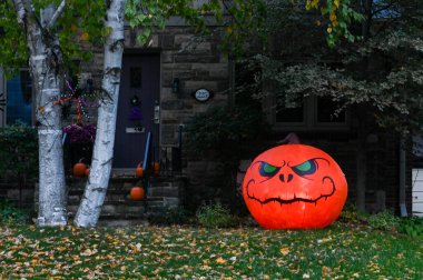 TORONTO, CANADA 29 EKİM 2025: Cadılar Bayramı süsleri tatil öncesi bir eve asıldı..