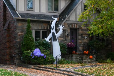 TORONTO, CANADA 29 EKİM 2025: Cadılar Bayramı süsleri tatil öncesi bir eve asıldı..