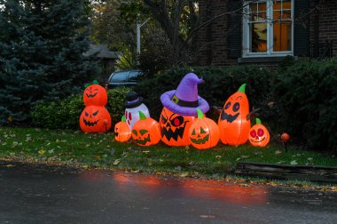 TORONTO, CANADA 29 EKİM 2025: Cadılar Bayramı süsleri tatil öncesi bir eve asıldı..