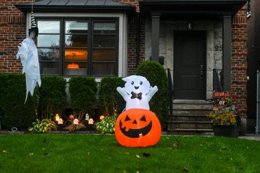 TORONTO, CANADA 29 EKİM 2025: Cadılar Bayramı süsleri tatil öncesi bir eve asıldı..