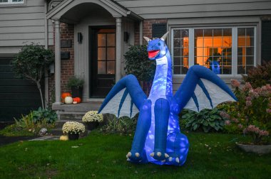 TORONTO, CANADA 29 EKİM 2025: Cadılar Bayramı süsleri tatil öncesi bir eve asıldı..