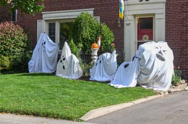 TORONTO, CANADA 29 EKİM 2025: Cadılar Bayramı süsleri tatil öncesi bir eve asıldı..