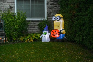 TORONTO, CANADA 29 EKİM 2025: Cadılar Bayramı süsleri tatil öncesi bir eve asıldı..