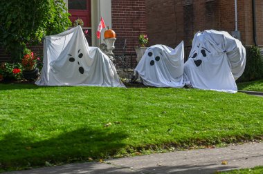 TORONTO, CANADA 29 EKİM 2025: Cadılar Bayramı süsleri tatil öncesi bir eve asıldı..