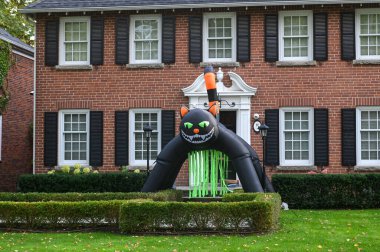 TORONTO, CANADA 29 EKİM 2025: Cadılar Bayramı süsleri tatil öncesi bir eve asıldı..