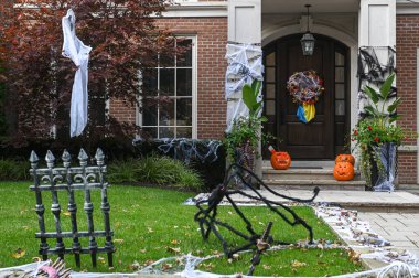 TORONTO, CANADA 29 EKİM 2025: Cadılar Bayramı süsleri tatil öncesi bir eve asıldı..