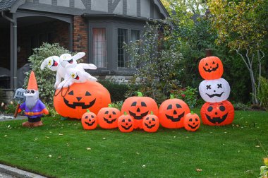 TORONTO, CANADA 29 EKİM 2025: Cadılar Bayramı süsleri tatil öncesi bir eve asıldı..