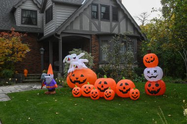 TORONTO, CANADA 29 EKİM 2025: Cadılar Bayramı süsleri tatil öncesi bir eve asıldı..