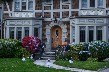 TORONTO, CANADA 29 EKİM 2025: Cadılar Bayramı süsleri tatil öncesi bir eve asıldı..
