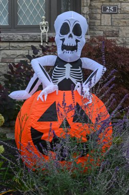 TORONTO, CANADA 29 EKİM 2025: Cadılar Bayramı süsleri tatil öncesi bir eve asıldı..