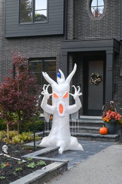 TORONTO, CANADA 29 EKİM 2025: Cadılar Bayramı süsleri tatil öncesi bir eve asıldı..