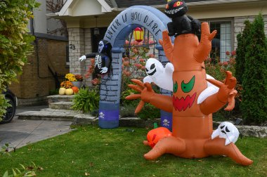 TORONTO, CANADA 29 EKİM 2025: Cadılar Bayramı süsleri tatil öncesi bir eve asıldı..