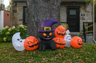 TORONTO, CANADA 29 EKİM 2025: Cadılar Bayramı süsleri tatil öncesi bir eve asıldı..