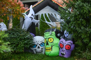 TORONTO, CANADA 29 EKİM 2025: Cadılar Bayramı süsleri tatil öncesi bir eve asıldı..