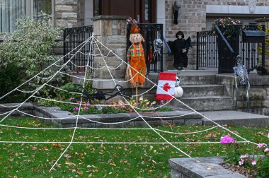 TORONTO, CANADA 29 EKİM 2025: Cadılar Bayramı süsleri tatil öncesi bir eve asıldı..