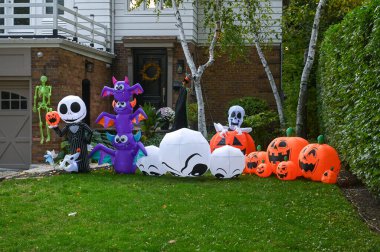TORONTO, CANADA 29 EKİM 2025: Cadılar Bayramı süsleri tatil öncesi bir eve asıldı..