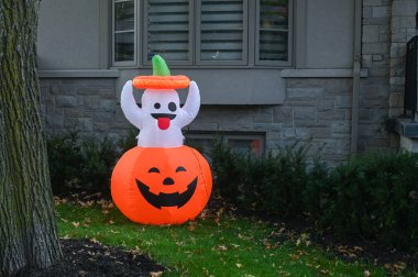 TORONTO, CANADA 29 EKİM 2025: Cadılar Bayramı süsleri tatil öncesi bir eve asıldı..