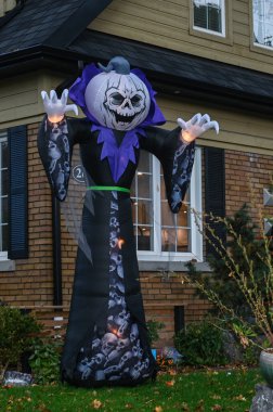 TORONTO, CANADA 29 EKİM 2025: Cadılar Bayramı süsleri tatil öncesi bir eve asıldı..