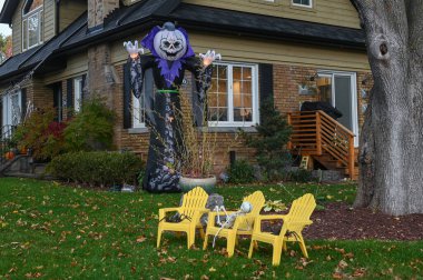 TORONTO, CANADA 29 EKİM 2025: Cadılar Bayramı süsleri tatil öncesi bir eve asıldı..