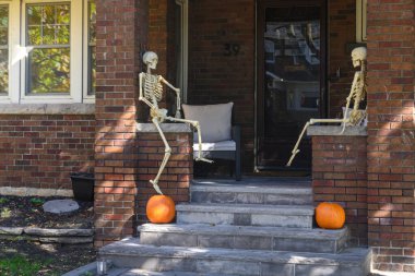 TORONTO, CANADA 29 EKİM 2025: Cadılar Bayramı süsleri tatil öncesi bir eve asıldı..