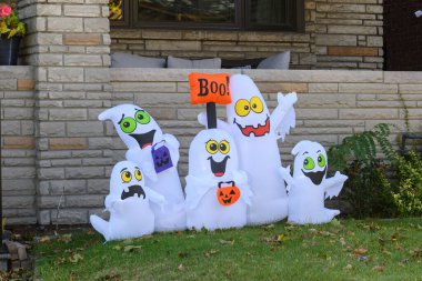 TORONTO, CANADA 29 EKİM 2025: Cadılar Bayramı süsleri tatil öncesi bir eve asıldı..