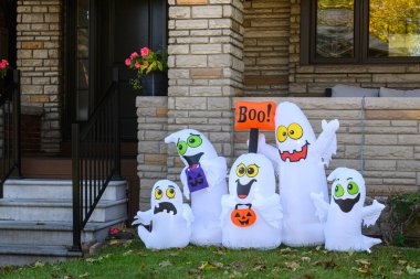TORONTO, CANADA 29 EKİM 2025: Cadılar Bayramı süsleri tatil öncesi bir eve asıldı..