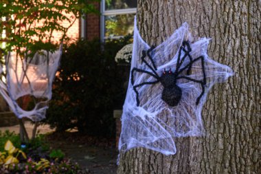 TORONTO, CANADA 29 EKİM 2025: Cadılar Bayramı süsleri tatil öncesi bir eve asıldı..