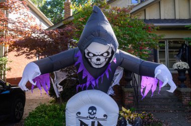 TORONTO, CANADA 29 EKİM 2025: Cadılar Bayramı süsleri tatil öncesi bir eve asıldı..