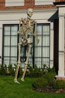 TORONTO, CANADA 29 EKİM 2025: Cadılar Bayramı süsleri tatil öncesi bir eve asıldı..